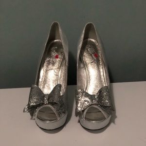 Silk high heels with glittery bow.